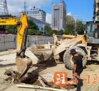 粉嫩少萝扣粉逼高温下的坚守｜道路建设者用汗水铺就畅通路